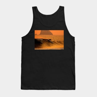 Surfeur au coucher de soleil au Mexique Tank Top